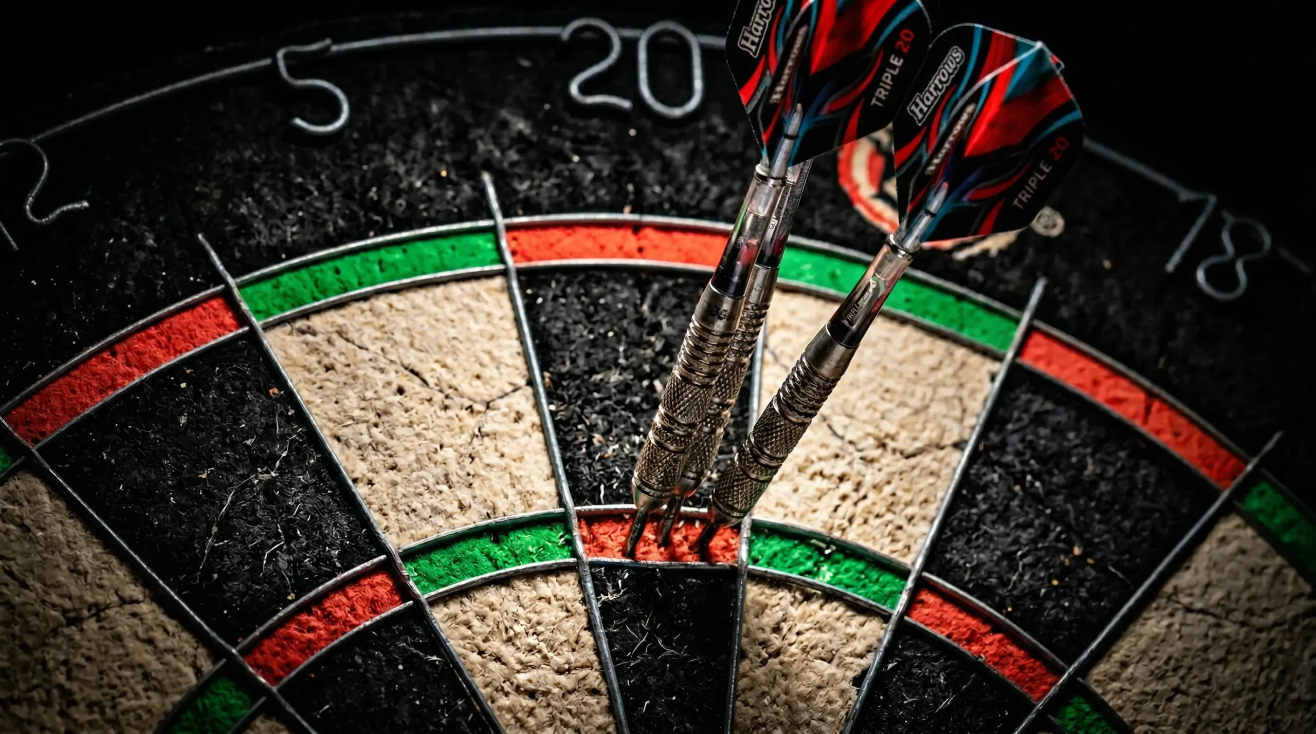 Drie dartpijlen in triple 20, maximum 180 score bij darts