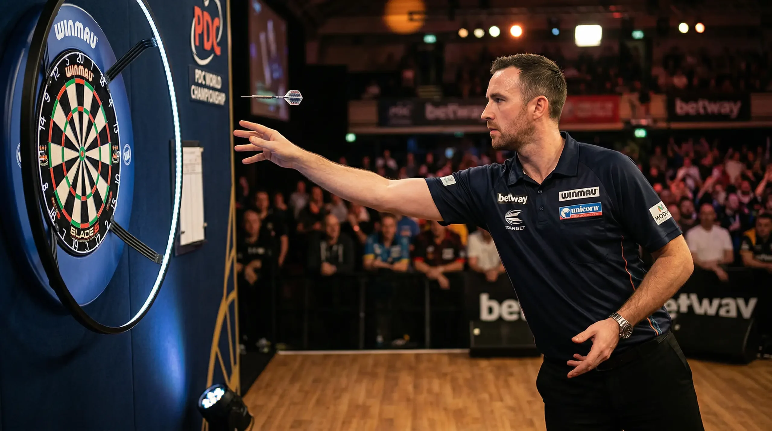 Darts speler gooit pijlen naar dartbord bij bookmaker vergelijking