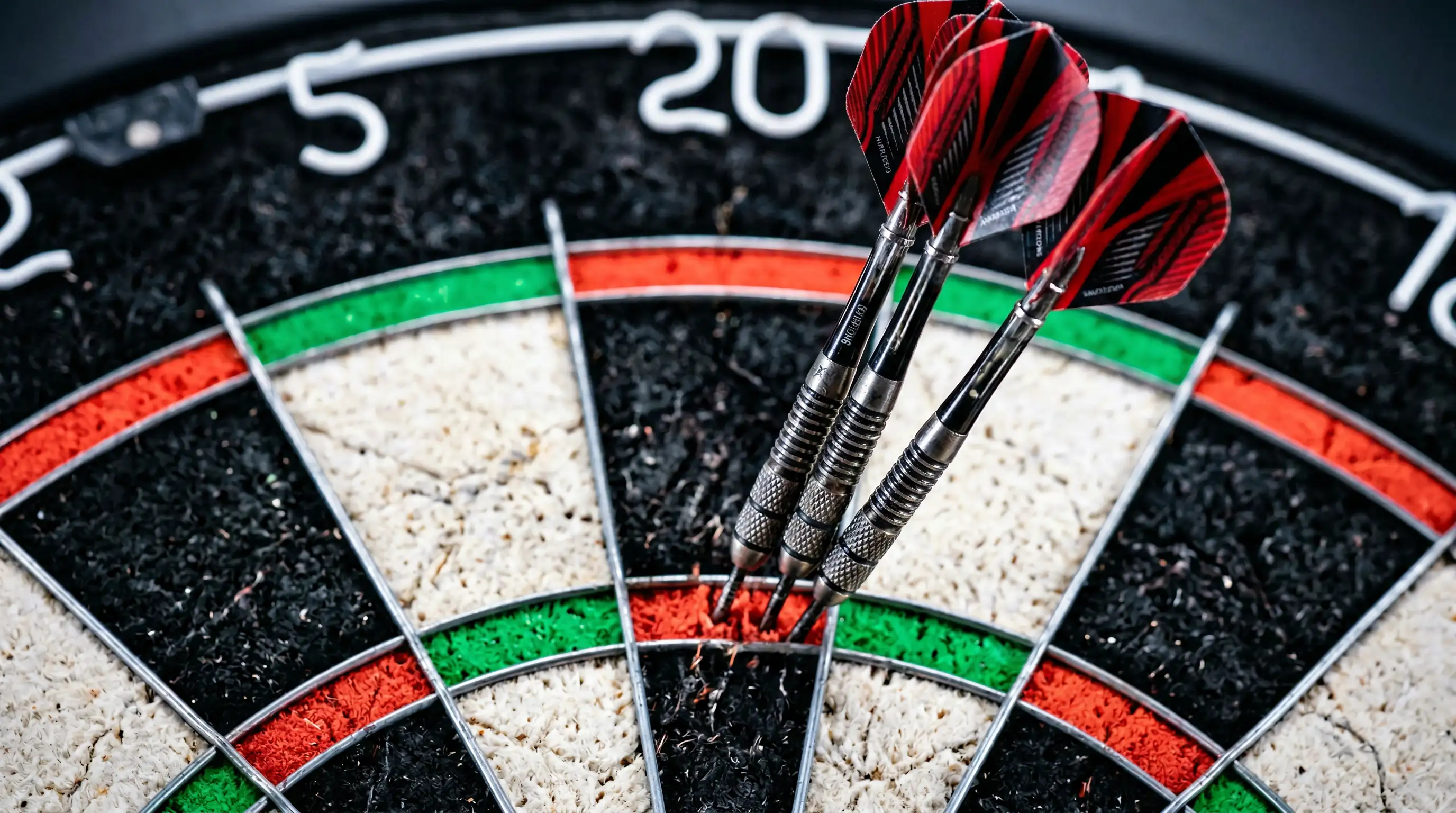 Drie dartpijlen gegroepeerd in triple 20 voor een 180 score