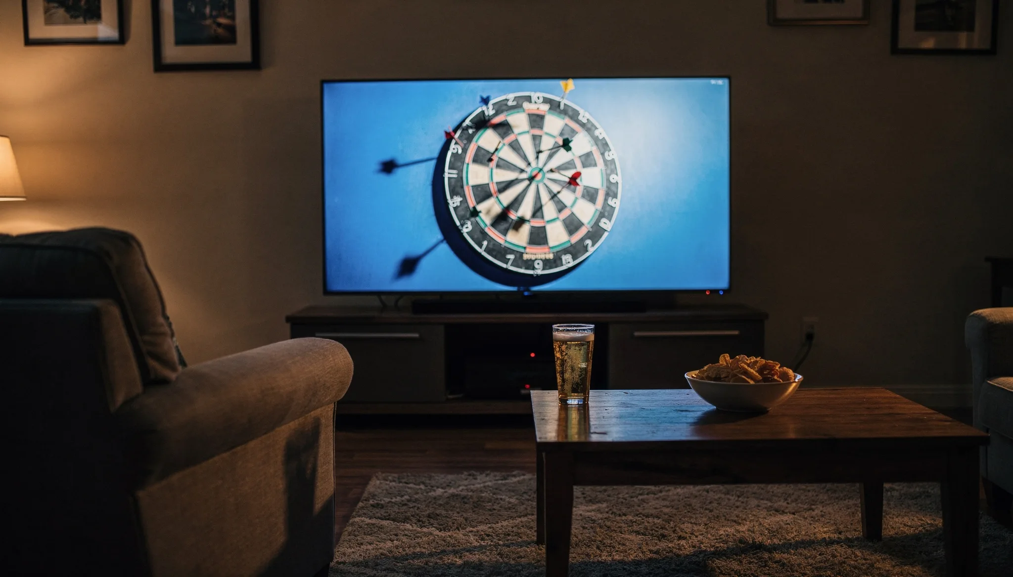 Televisie met darts wedstrijd in huiskamer