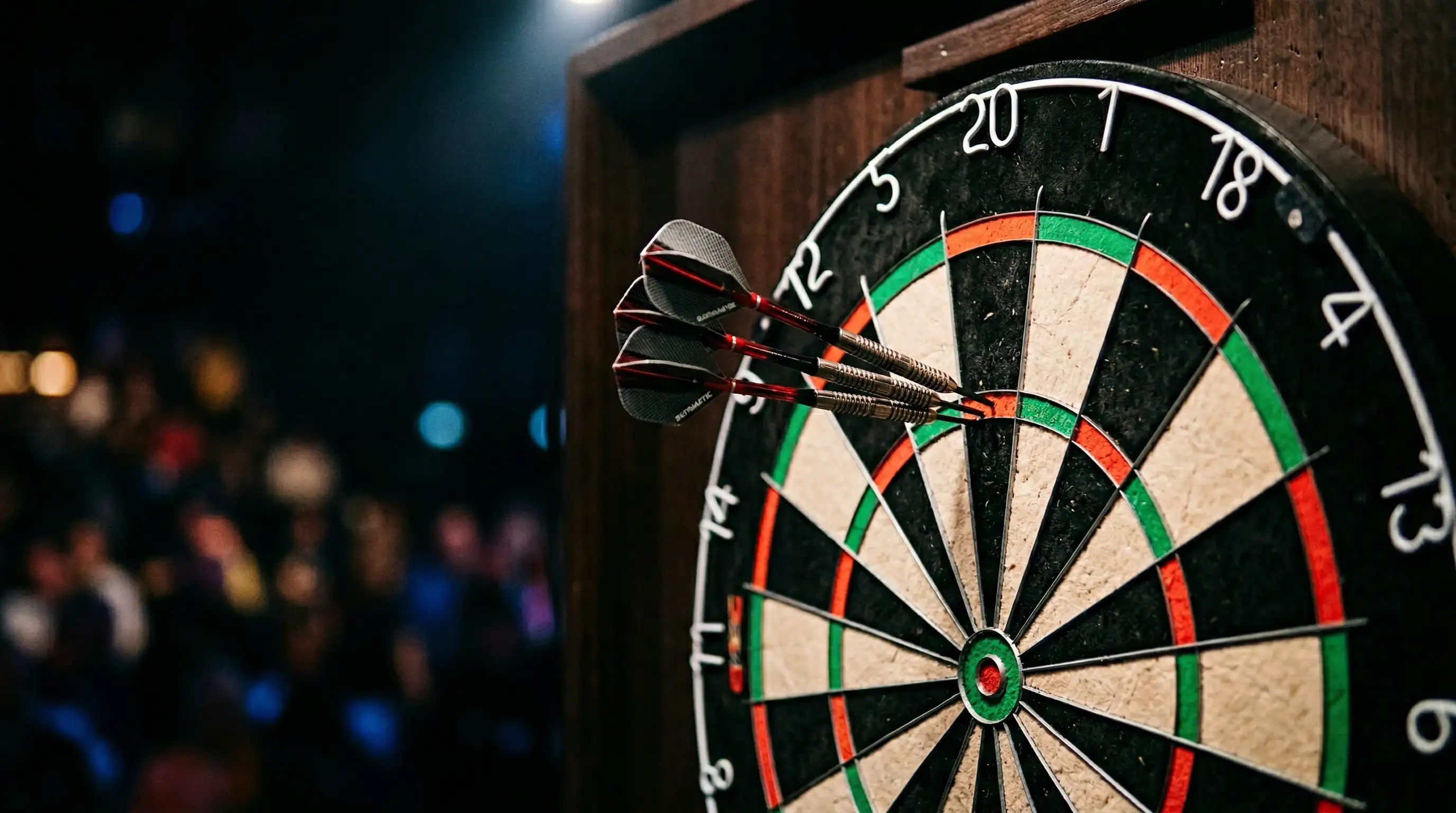 Professioneel dartbord met pijlen in triple 20 sector