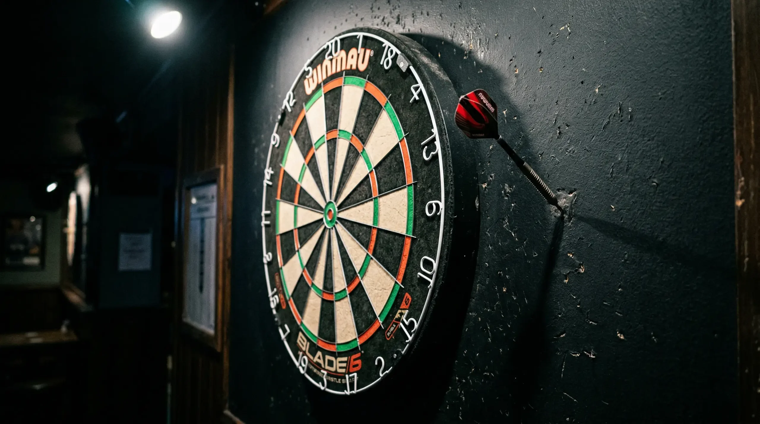 Dartpijl naast dartbord gemist op zwarte achtergrond