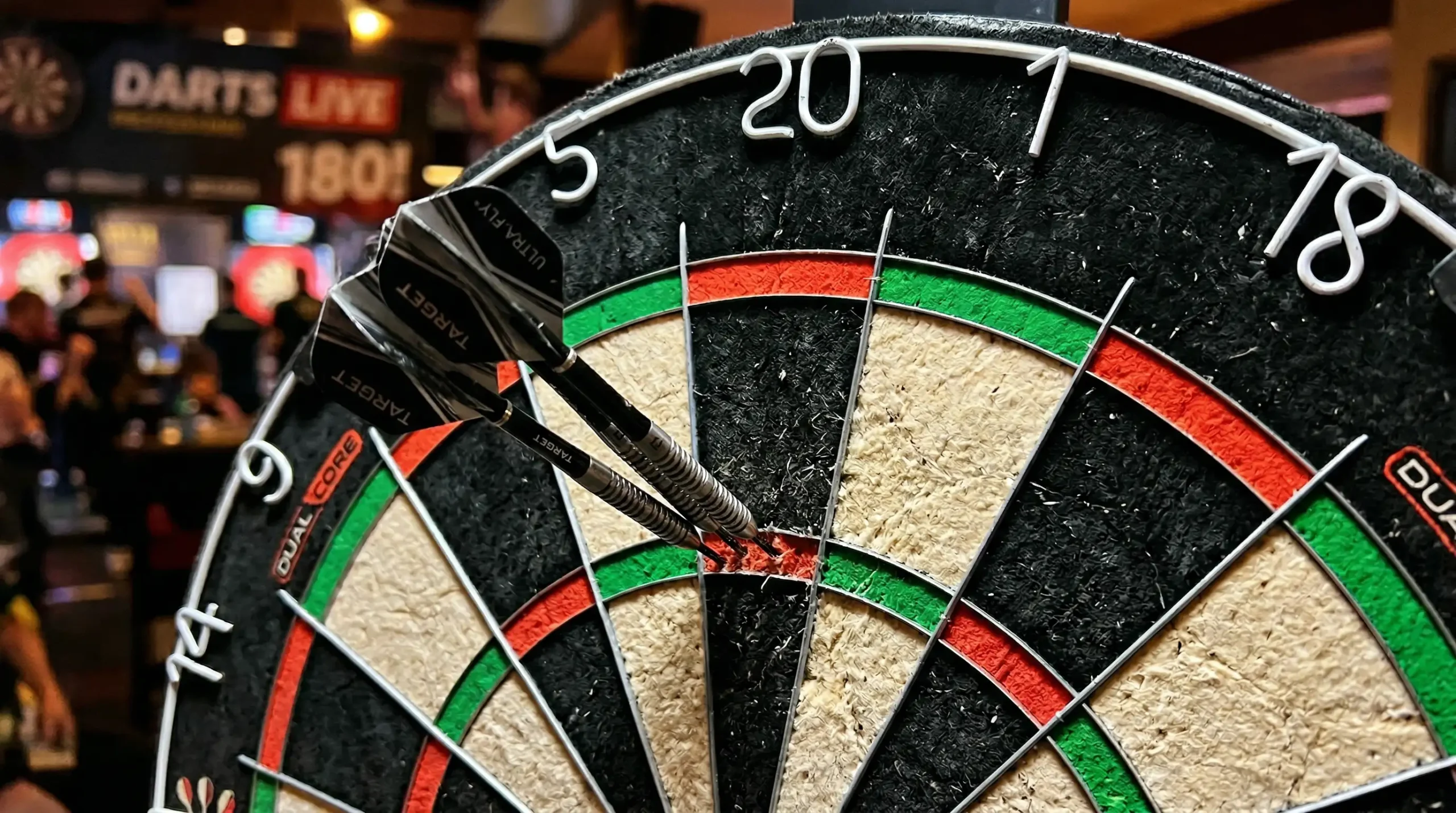 Dartbord met pijlen en verschillende wedtypen uitgelegd