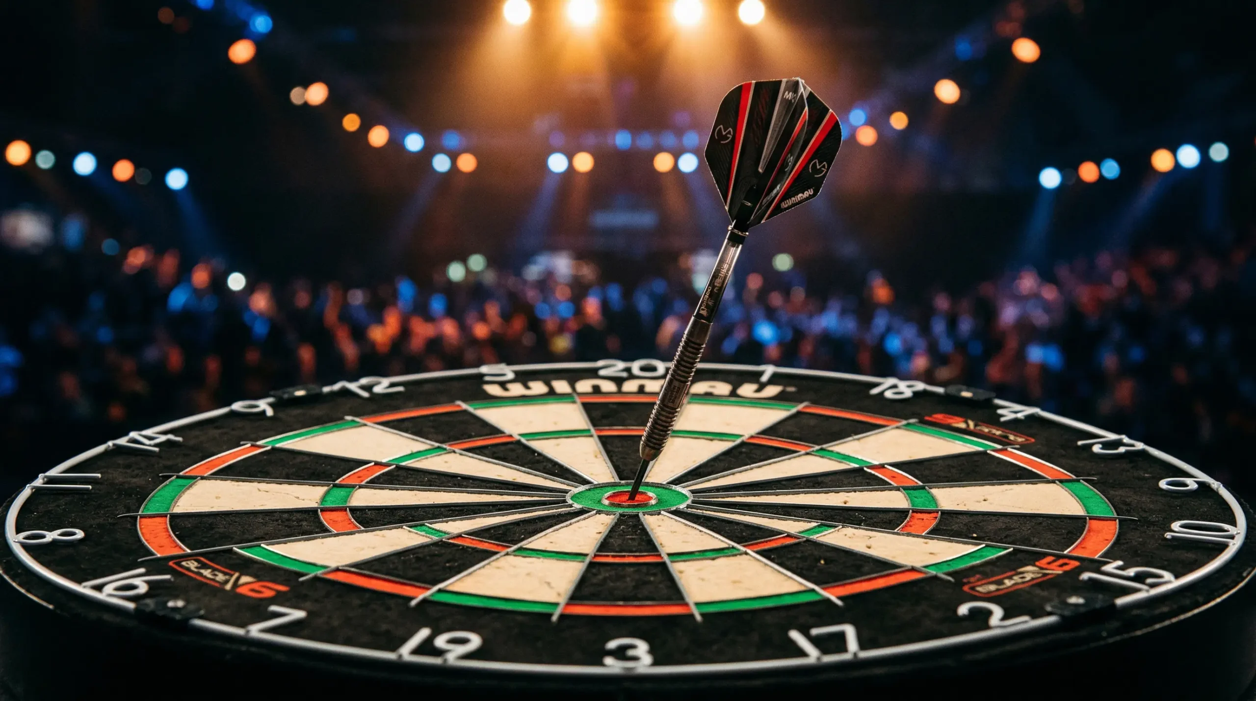 Dartpijl raakt dubbel bull voor 170 checkout, hoogste finish bij darts