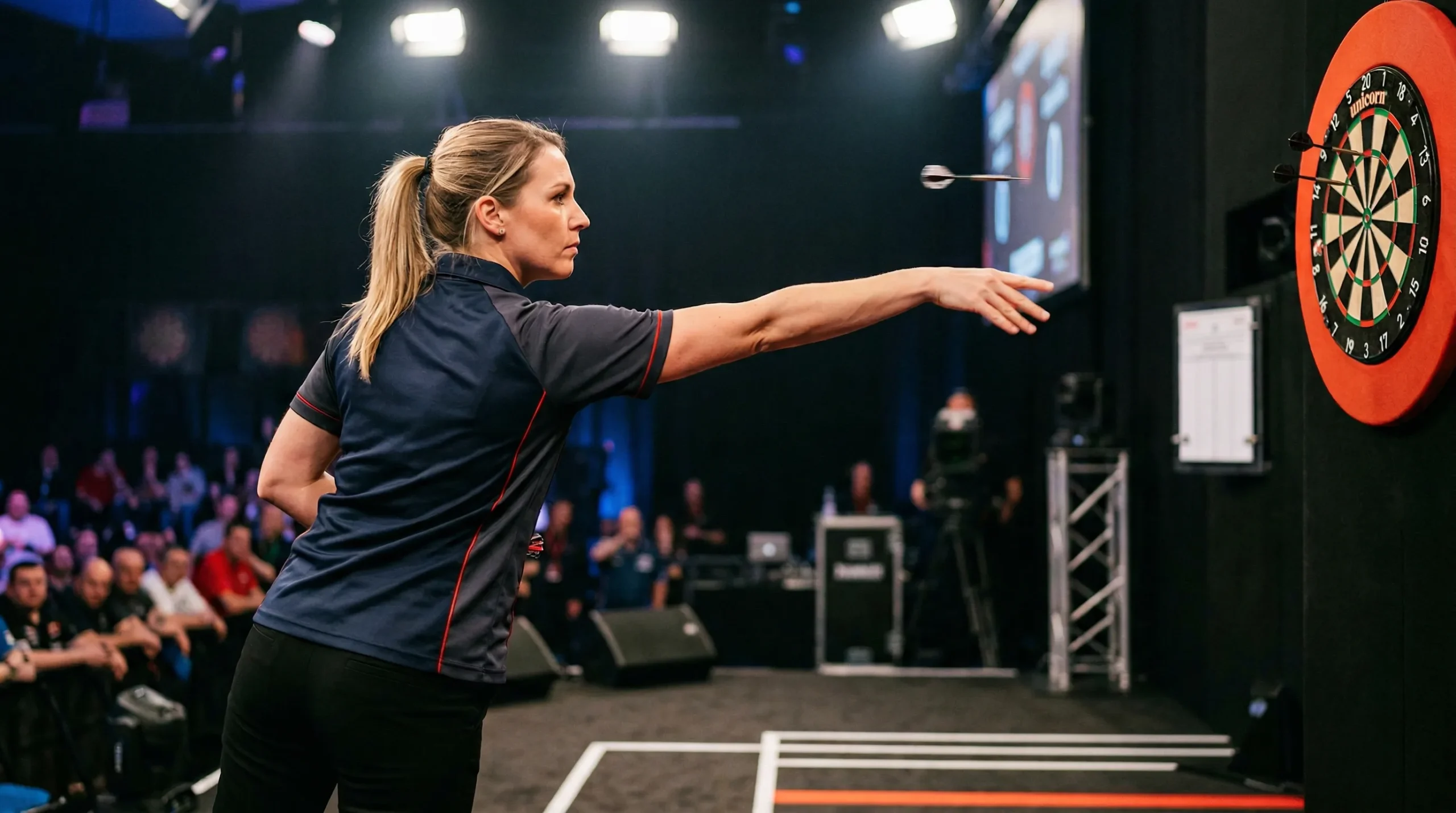 Vrouwelijke darter gooit pijl op professioneel dartbord